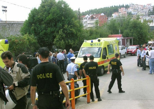 Τρίκαλα: Αγωνία για το αγοράκι που έπεσε από τους ώμους του πατέρα του και πλέον βρίσκεται σε καταστολή!